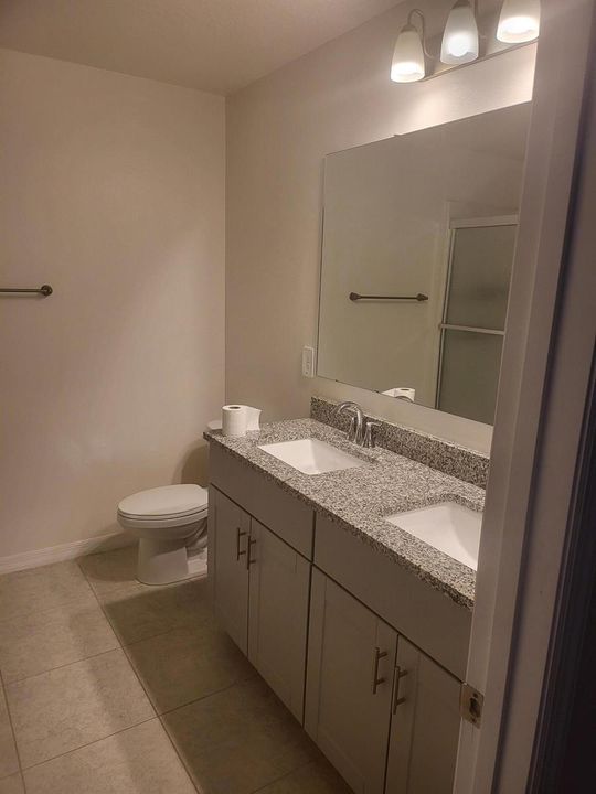 FULL BATHROOM 2