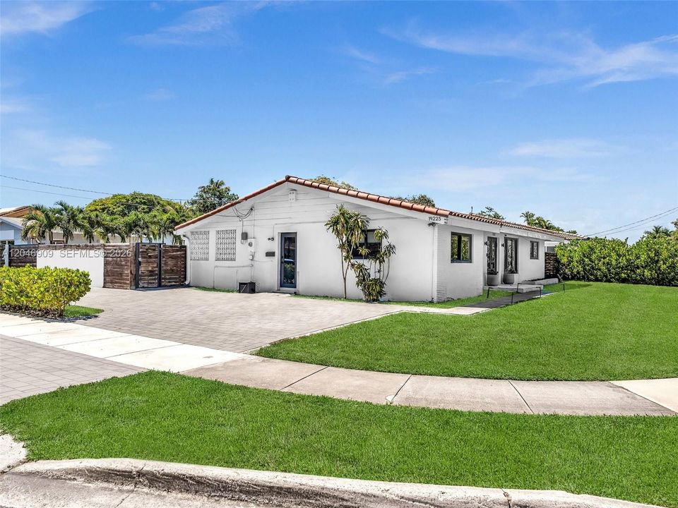 For Sale: $1,220,000 (4 beds, 2 baths, 1891 Square Feet)