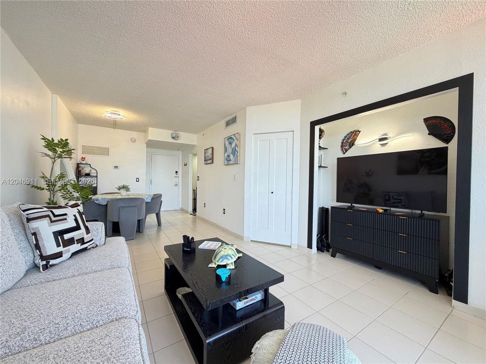 For Rent: $2,500 (1 beds, 1 baths, 490 Square Feet)