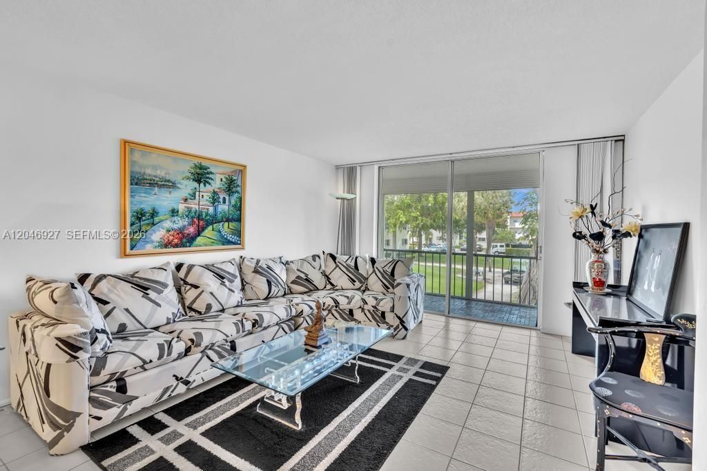 For Sale: $154,000 (2 beds, 2 baths, 1170 Square Feet)