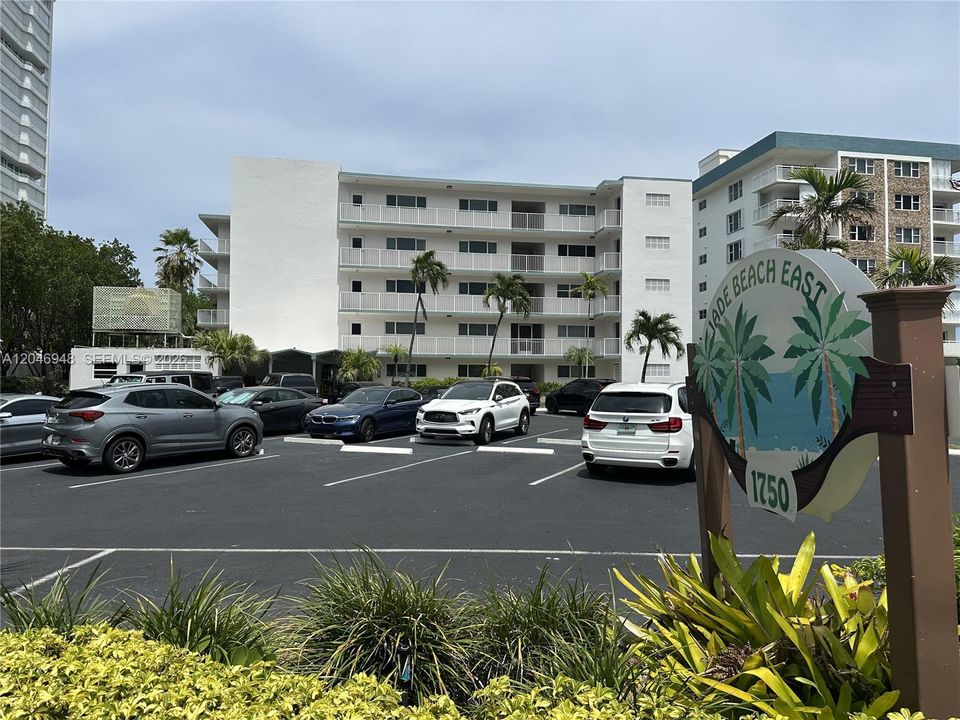 For Rent: $2,800 (2 beds, 2 baths, 945 Square Feet)