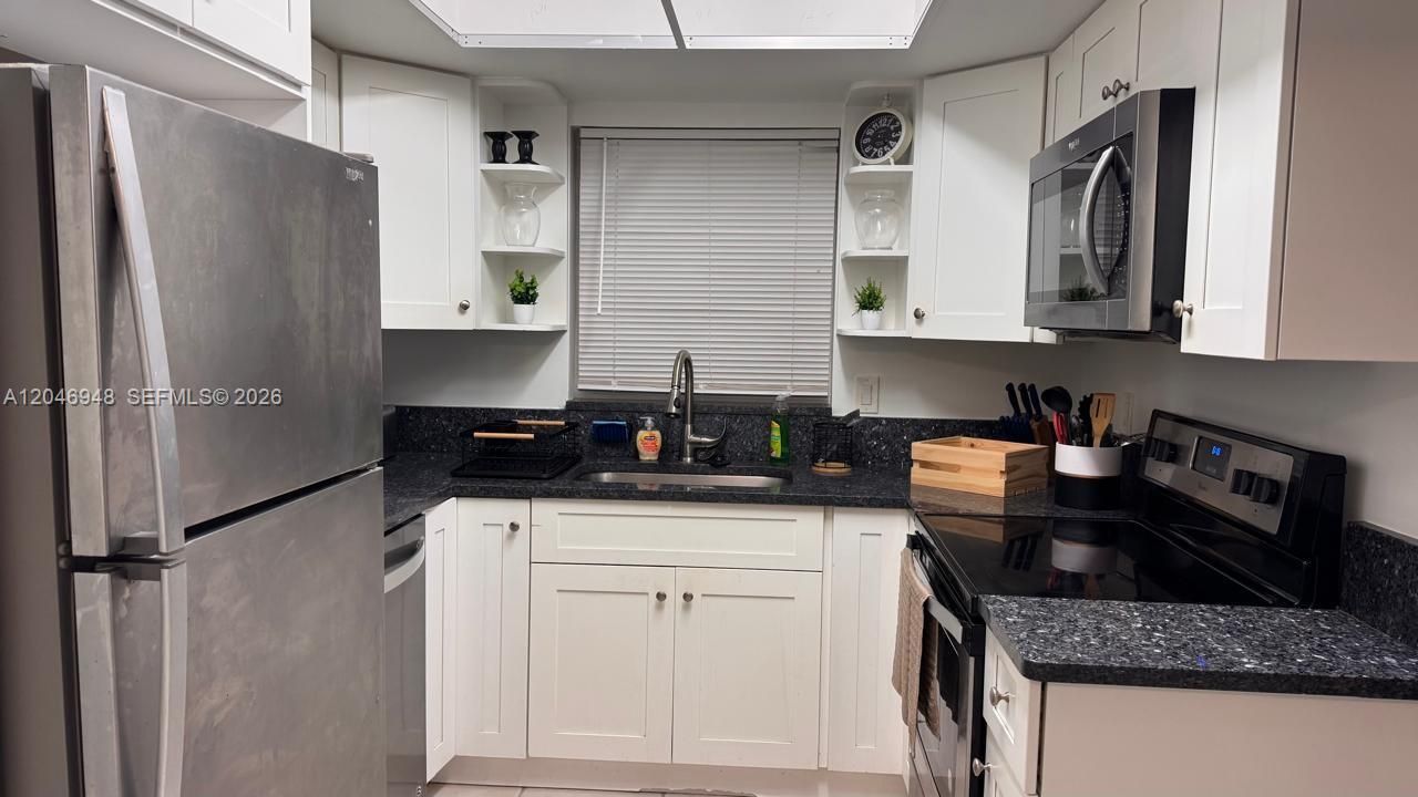 For Rent: $2,800 (2 beds, 2 baths, 945 Square Feet)