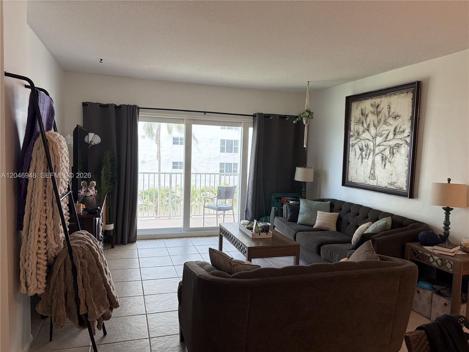 For Rent: $2,800 (2 beds, 2 baths, 945 Square Feet)