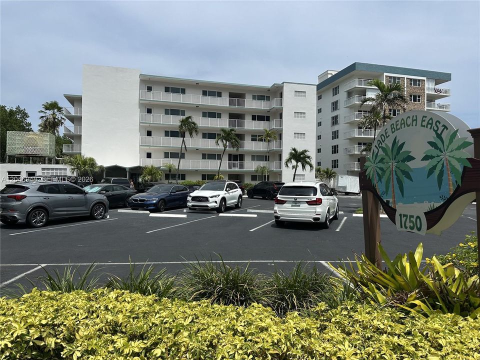For Rent: $2,800 (2 beds, 2 baths, 945 Square Feet)