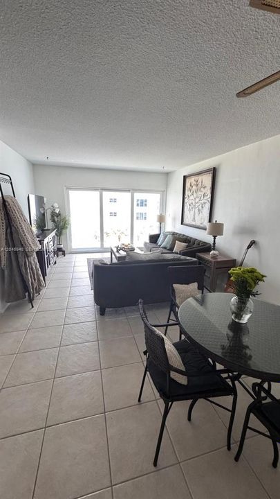 For Rent: $2,800 (2 beds, 2 baths, 945 Square Feet)