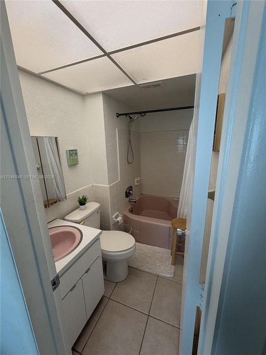 For Rent: $2,800 (2 beds, 2 baths, 945 Square Feet)