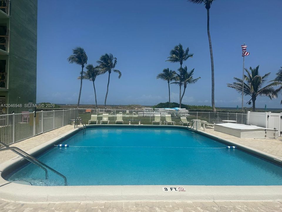 For Rent: $2,800 (2 beds, 2 baths, 945 Square Feet)