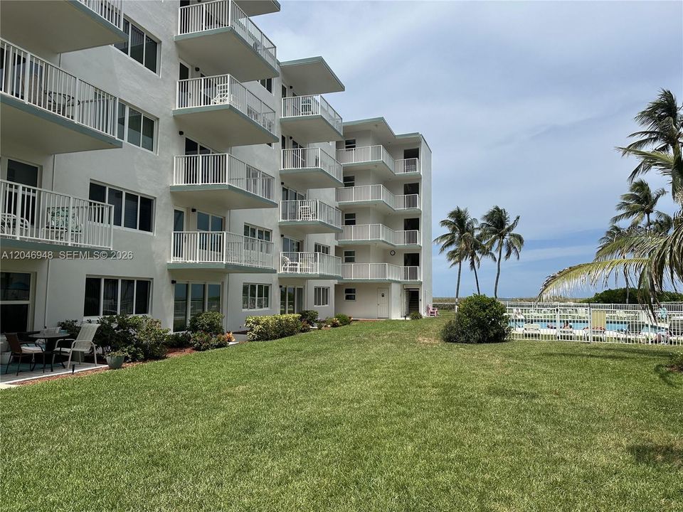 For Rent: $2,800 (2 beds, 2 baths, 945 Square Feet)