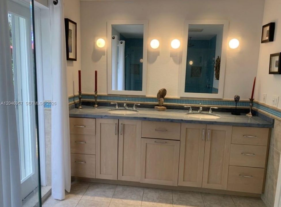 BATHRROM DOUBLE SINK