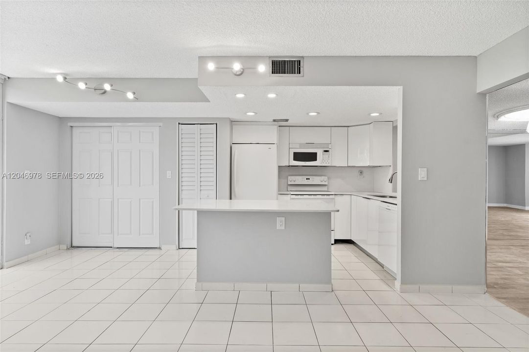 For Sale: $445,000 (2 beds, 2 baths, 1696 Square Feet)