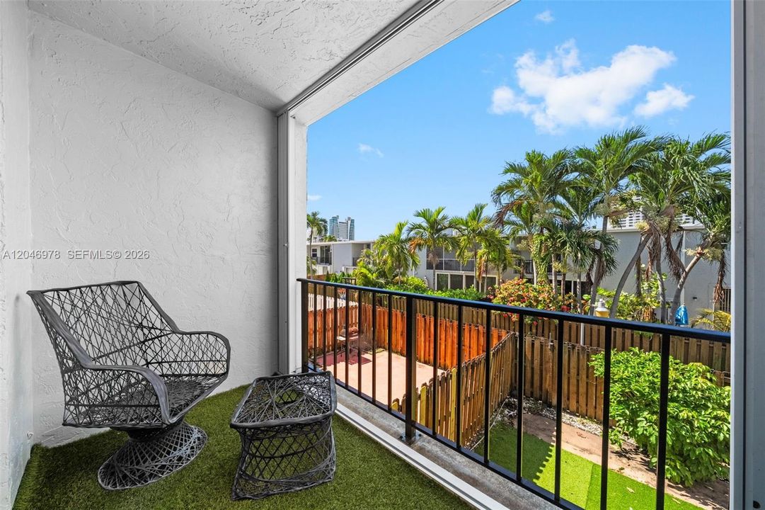 For Sale: $445,000 (2 beds, 2 baths, 1696 Square Feet)