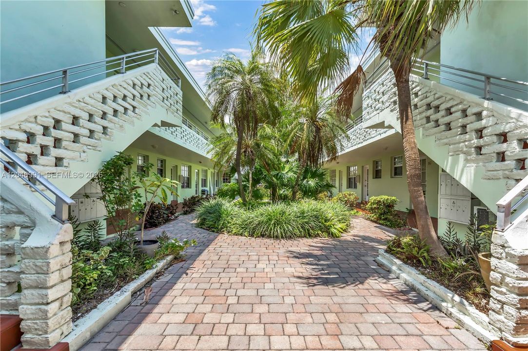 For Sale: $299,000 (1 beds, 1 baths, 620 Square Feet)