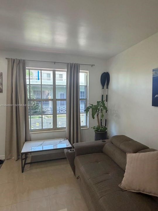 For Sale: $299,000 (1 beds, 1 baths, 620 Square Feet)