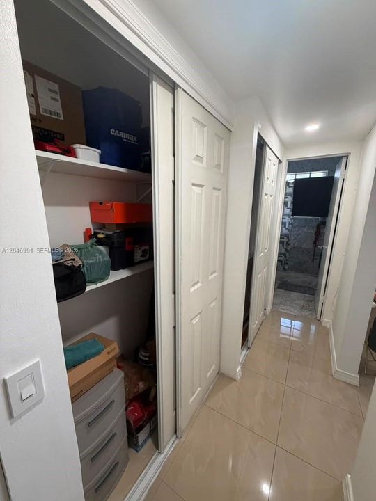 For Sale: $299,000 (1 beds, 1 baths, 620 Square Feet)