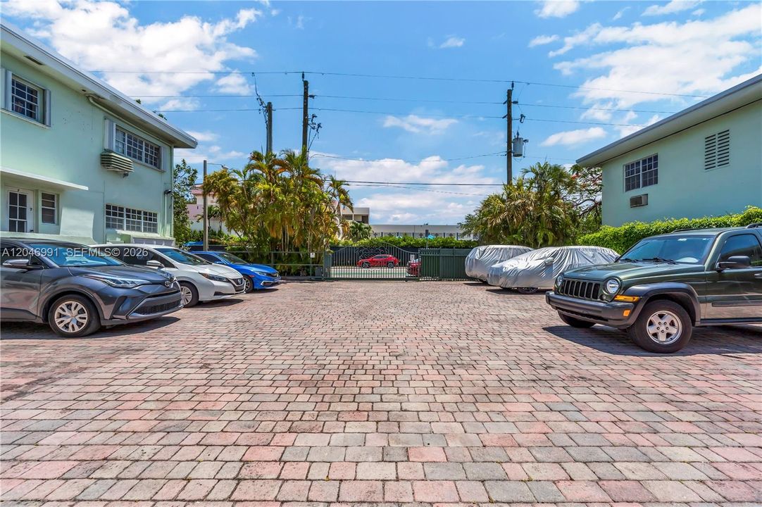 For Sale: $299,000 (1 beds, 1 baths, 620 Square Feet)