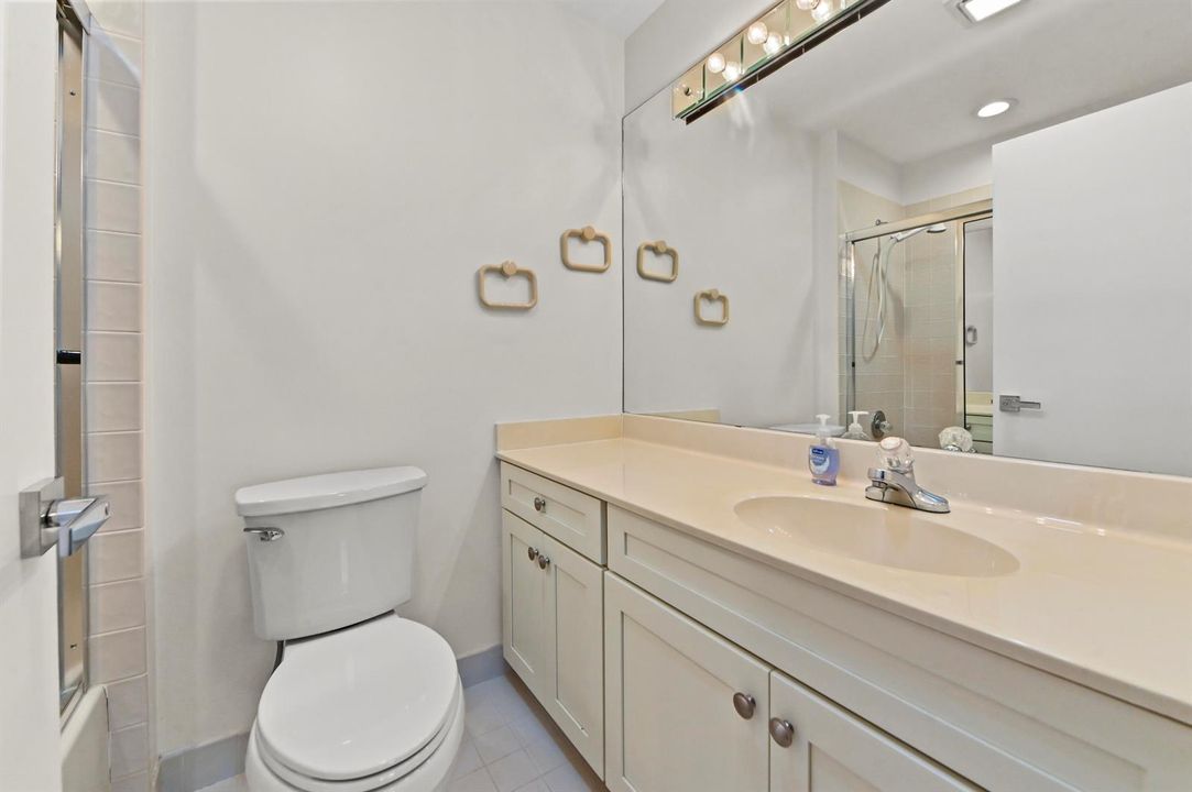 27 Bathroom 01