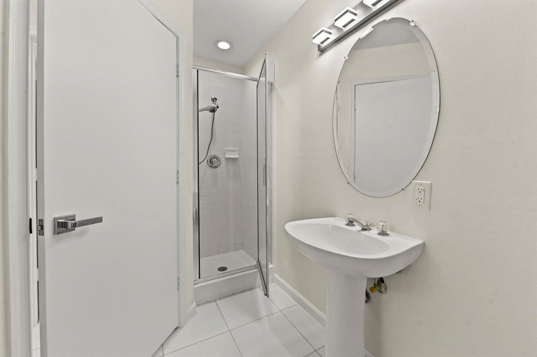 21 Bathroom 01