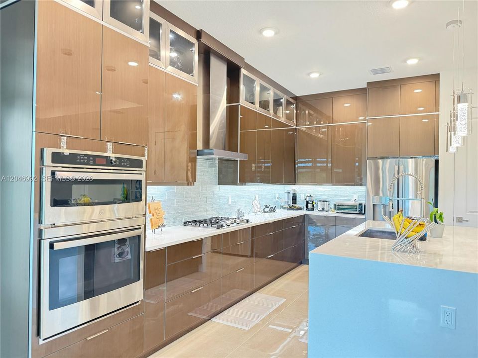For Sale: $797,000 (3 beds, 3 baths, 2300 Square Feet)