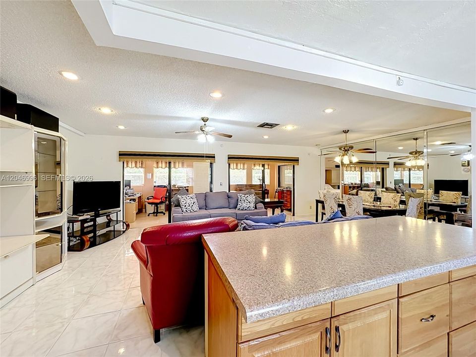 En Venta: $420,000 (3 camas, 2 baños, 1565 Pies cuadrados)