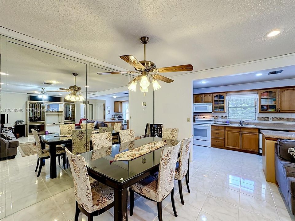 En Venta: $420,000 (3 camas, 2 baños, 1565 Pies cuadrados)