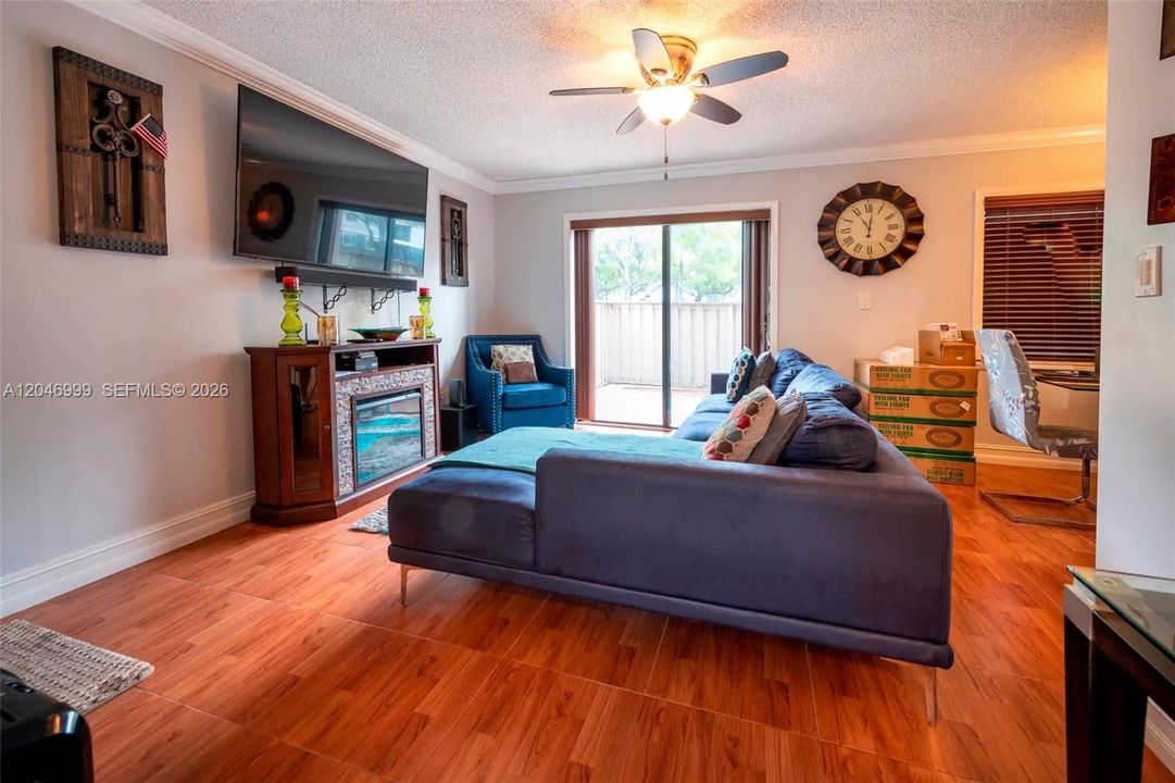 For Sale: $165,000 (2 beds, 1 baths, 944 Square Feet)