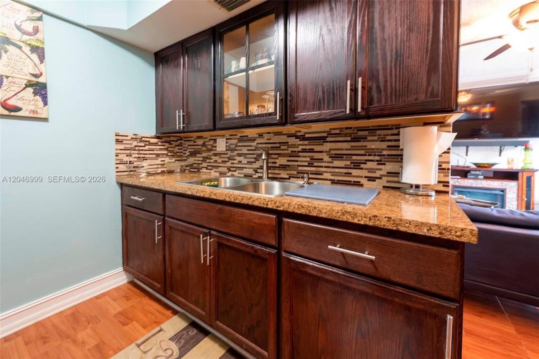 For Sale: $165,000 (2 beds, 1 baths, 944 Square Feet)