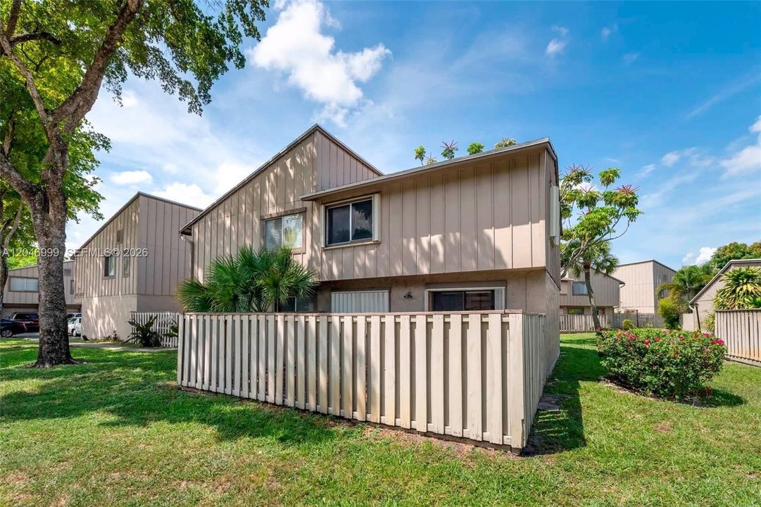 For Sale: $165,000 (2 beds, 1 baths, 944 Square Feet)