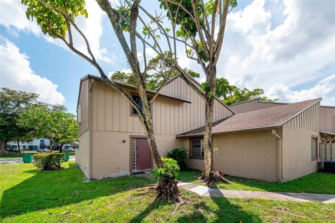 For Sale: $165,000 (2 beds, 1 baths, 944 Square Feet)