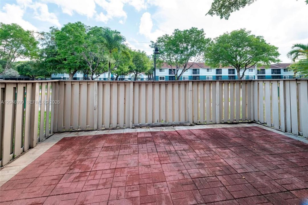 For Sale: $165,000 (2 beds, 1 baths, 944 Square Feet)