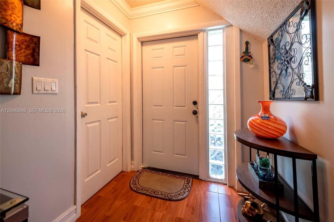 For Sale: $165,000 (2 beds, 1 baths, 944 Square Feet)