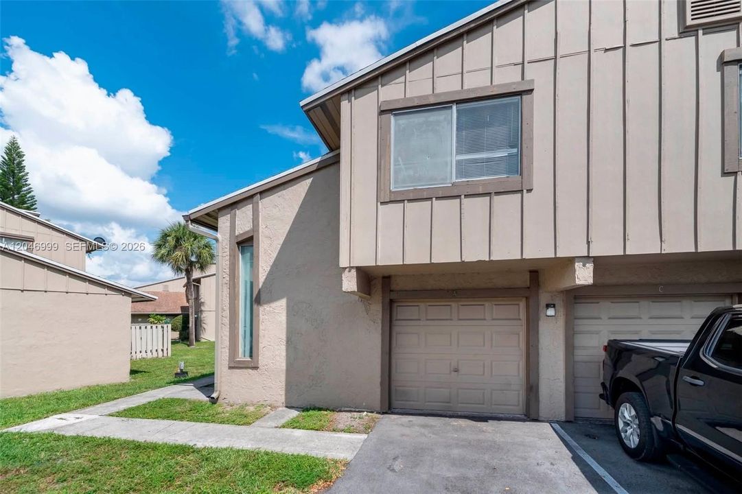 For Sale: $165,000 (2 beds, 1 baths, 944 Square Feet)