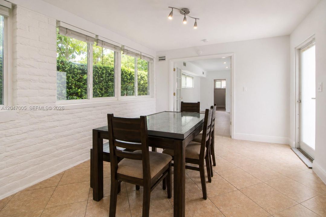 En Venta: $1,185,000 (4 camas, 2 baños, 1577 Pies cuadrados)