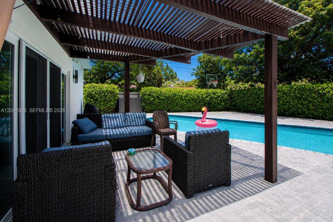 En Venta: $1,185,000 (4 camas, 2 baños, 1577 Pies cuadrados)