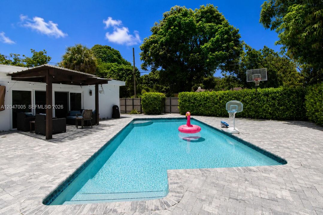 En Venta: $1,185,000 (4 camas, 2 baños, 1577 Pies cuadrados)