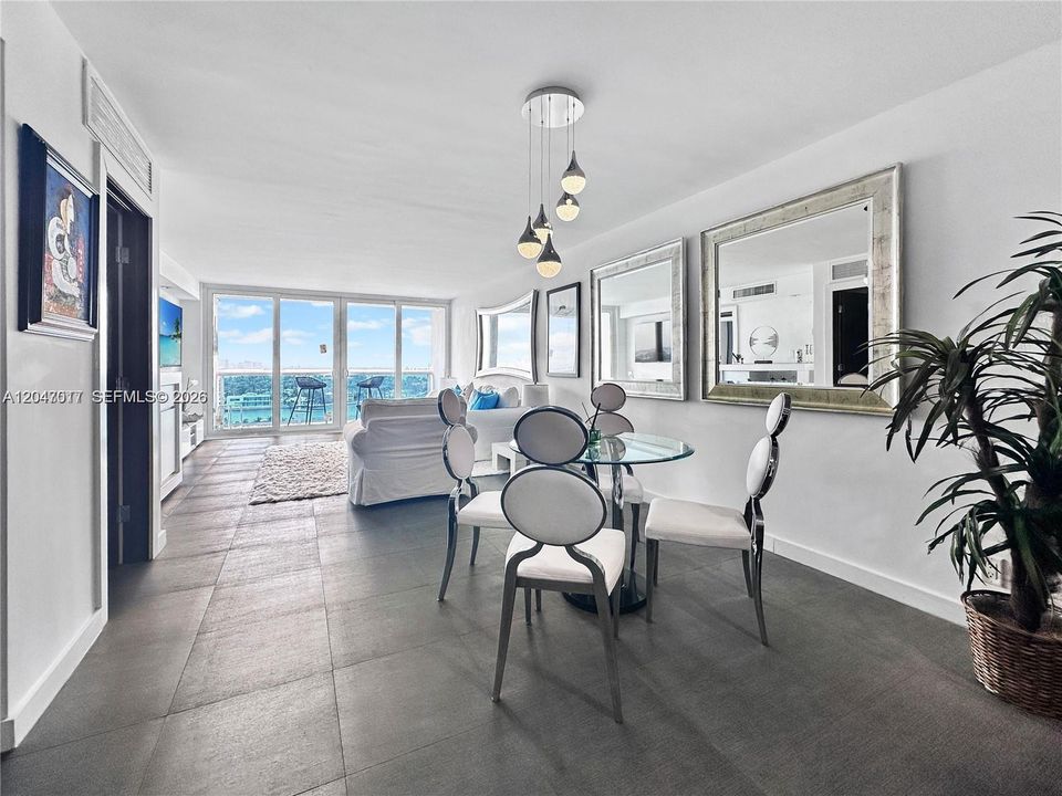 For Sale: $439,000 (1 beds, 1 baths, 910 Square Feet)