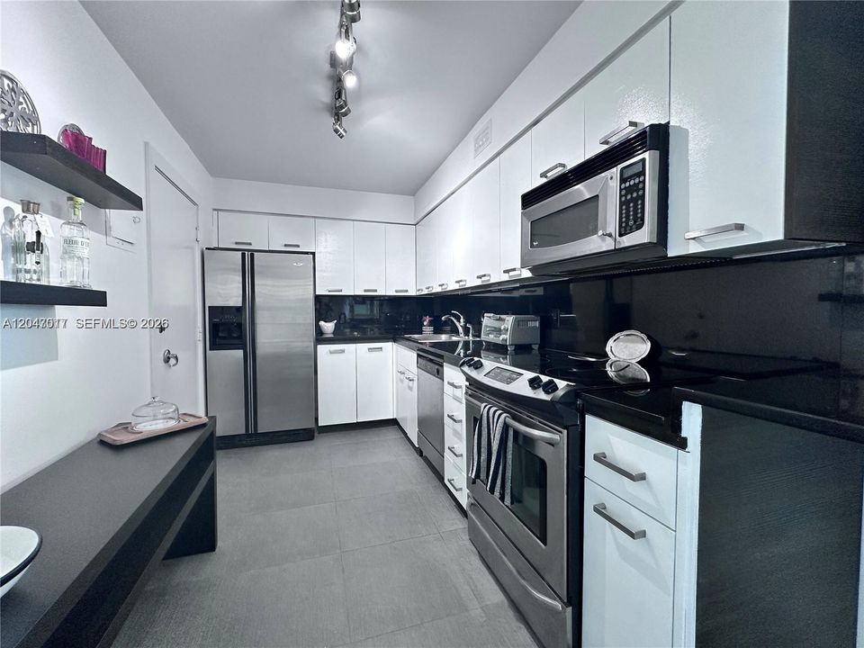 For Sale: $439,000 (1 beds, 1 baths, 910 Square Feet)