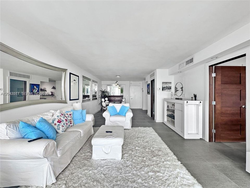 For Sale: $439,000 (1 beds, 1 baths, 910 Square Feet)