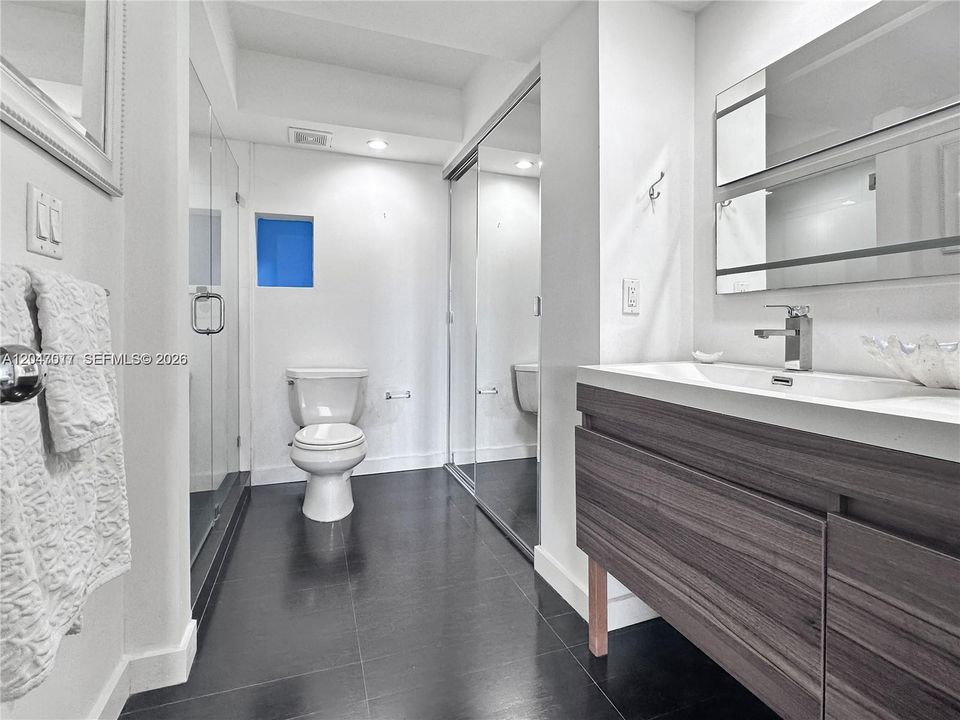 For Sale: $439,000 (1 beds, 1 baths, 910 Square Feet)