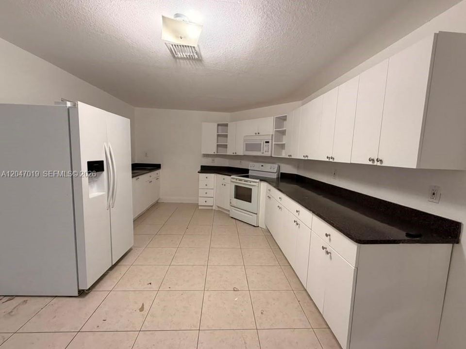 В аренду: $2,600 (3 спален, 1 ванн, 1388 Квадратных фут)