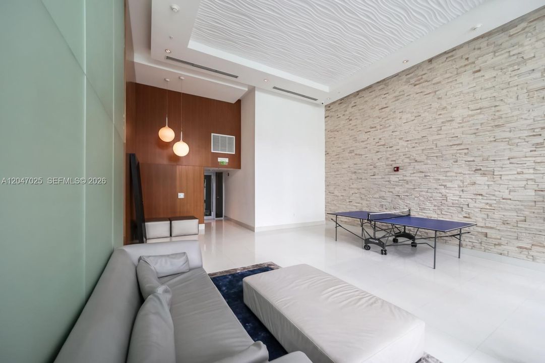 For Sale: $635,000 (2 beds, 2 baths, 1289 Square Feet)