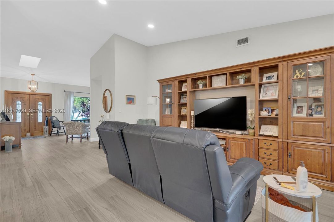For Sale: $659,000 (4 beds, 3 baths, 1551 Square Feet)
