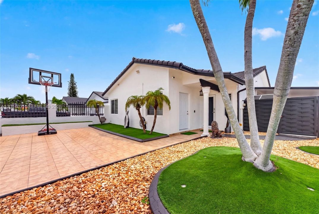 For Sale: $750,000 (4 beds, 3 baths, 1779 Square Feet)