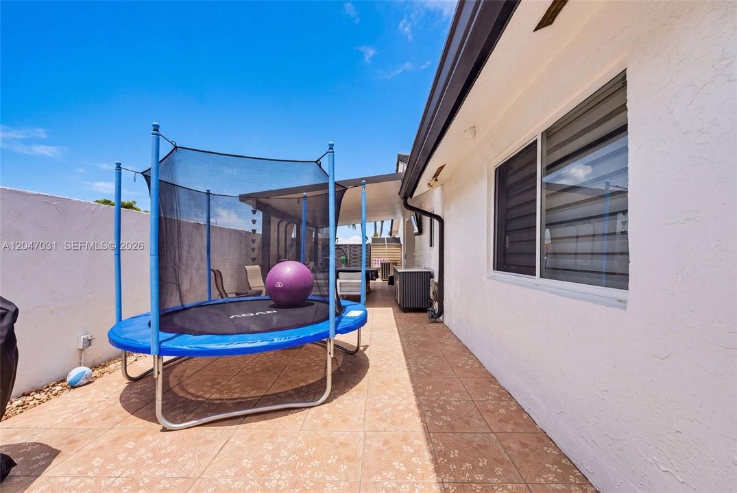 For Sale: $750,000 (4 beds, 3 baths, 1779 Square Feet)