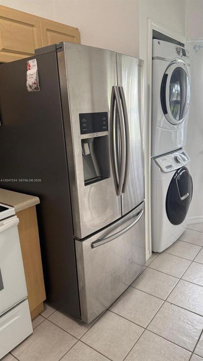 For Rent: $1,800 (2 beds, 2 baths, 815 Square Feet)