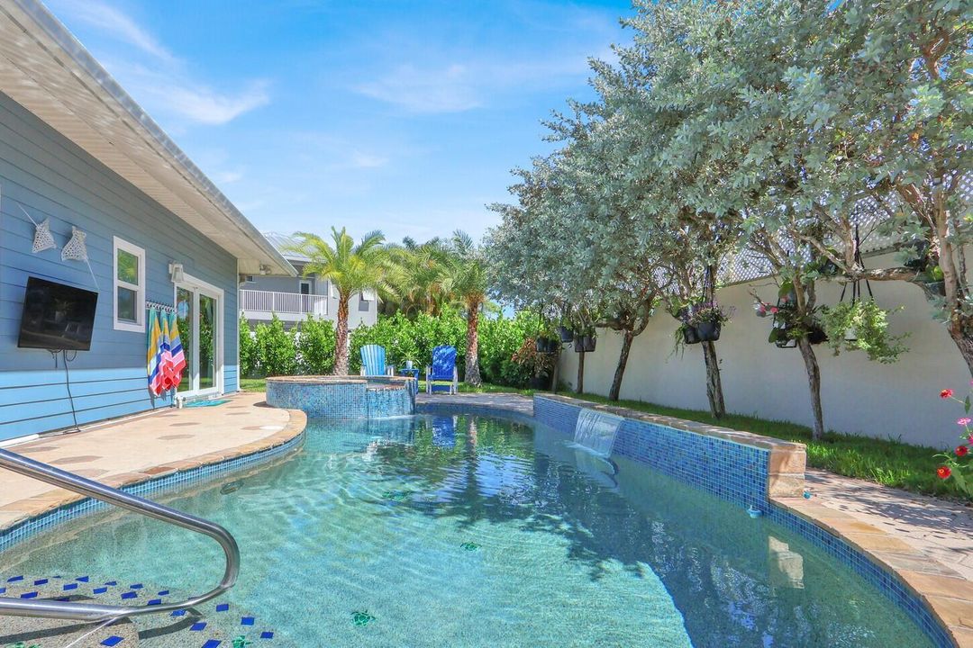 Custom pool mosaics