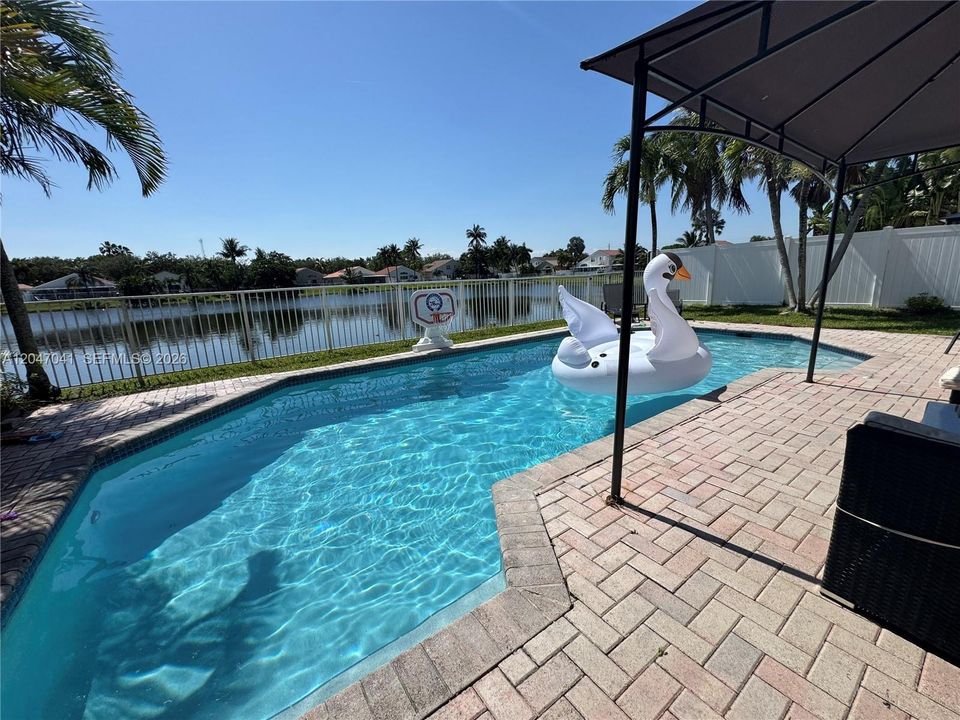 For Sale: $1,275,000 (3 beds, 2 baths, 2015 Square Feet)
