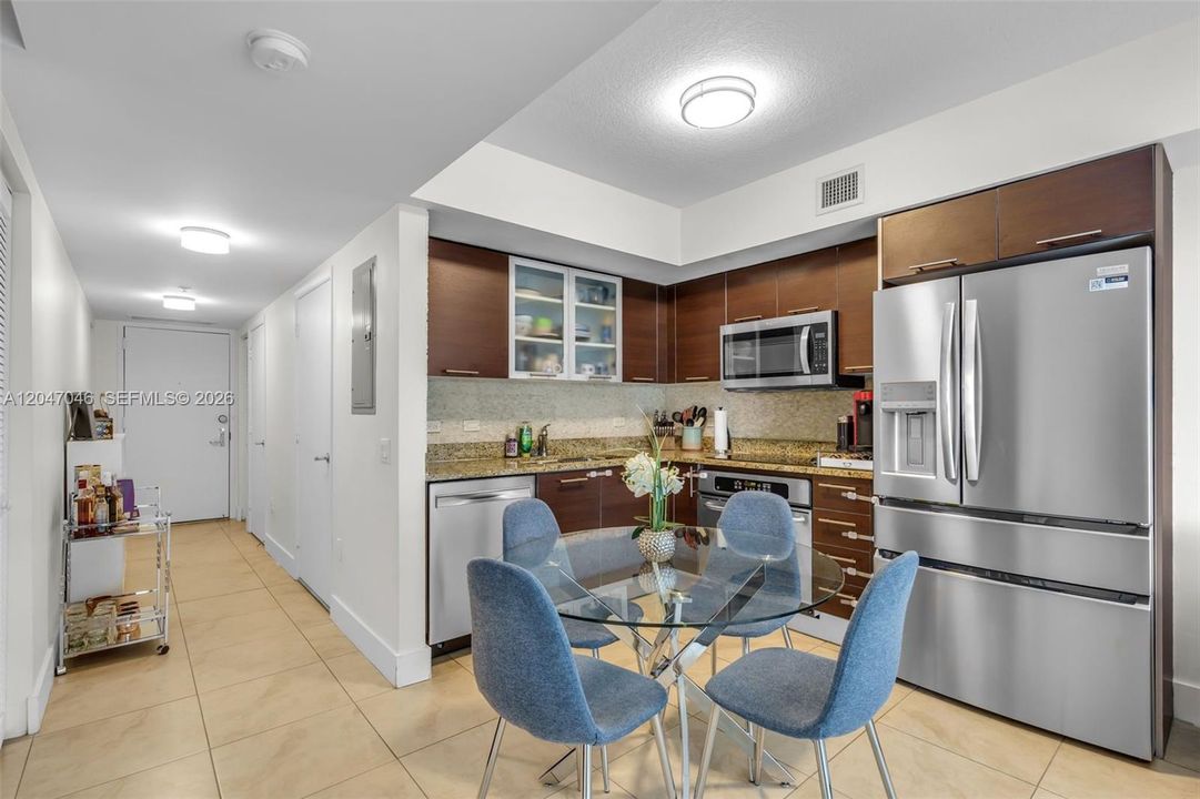 For Sale: $610,000 (2 beds, 2 baths, 1402 Square Feet)