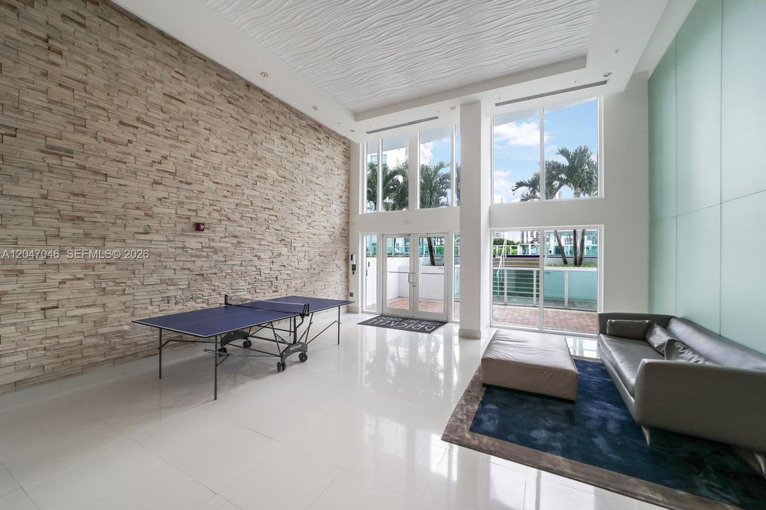 For Sale: $610,000 (2 beds, 2 baths, 1402 Square Feet)