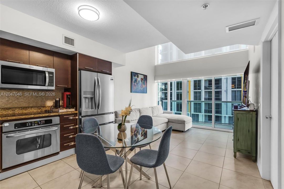 For Sale: $610,000 (2 beds, 2 baths, 1402 Square Feet)