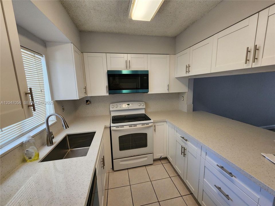 For Rent: $2,200 (2 beds, 2 baths, 944 Square Feet)